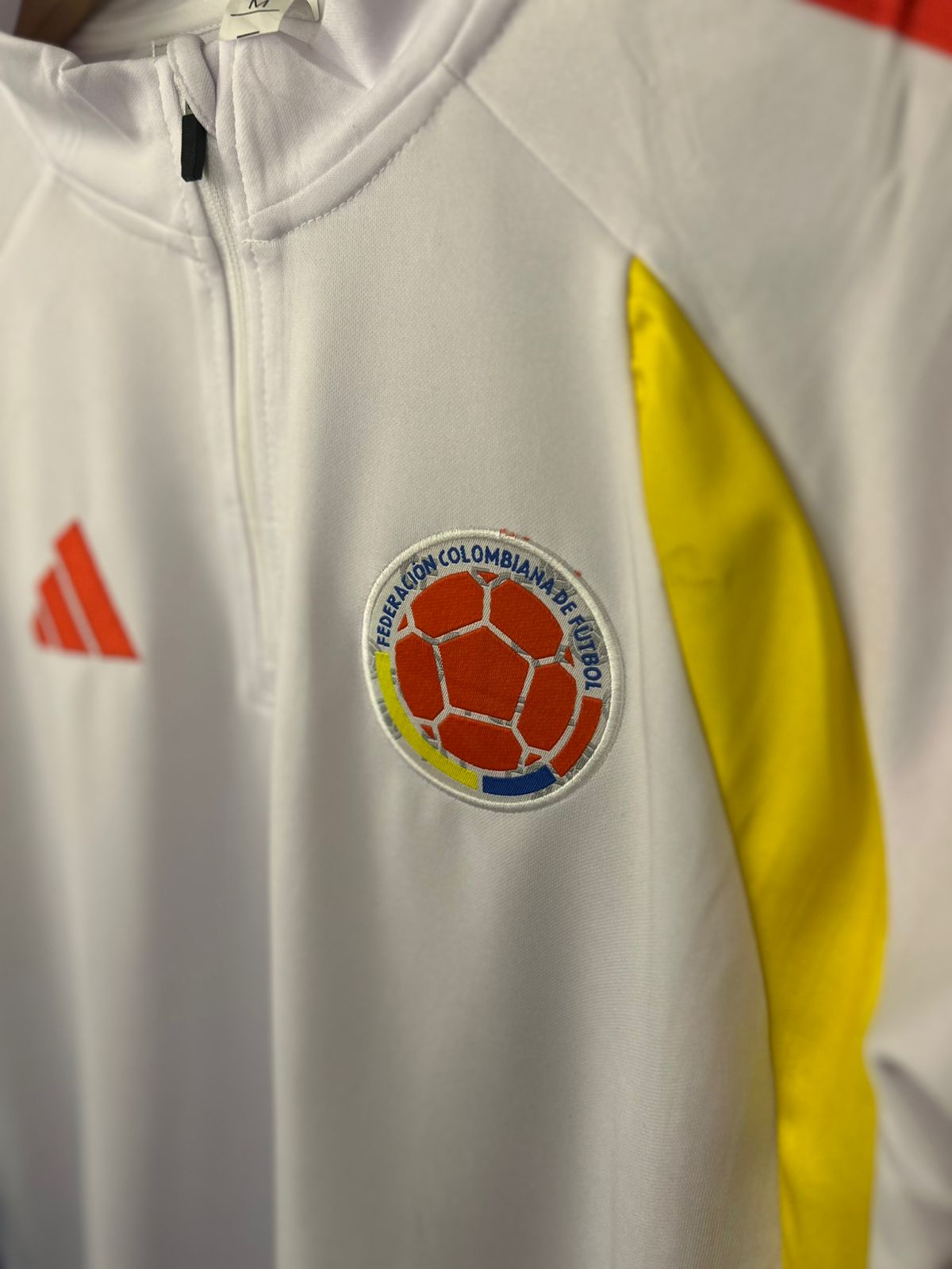 buso blanco de la selección Colombia