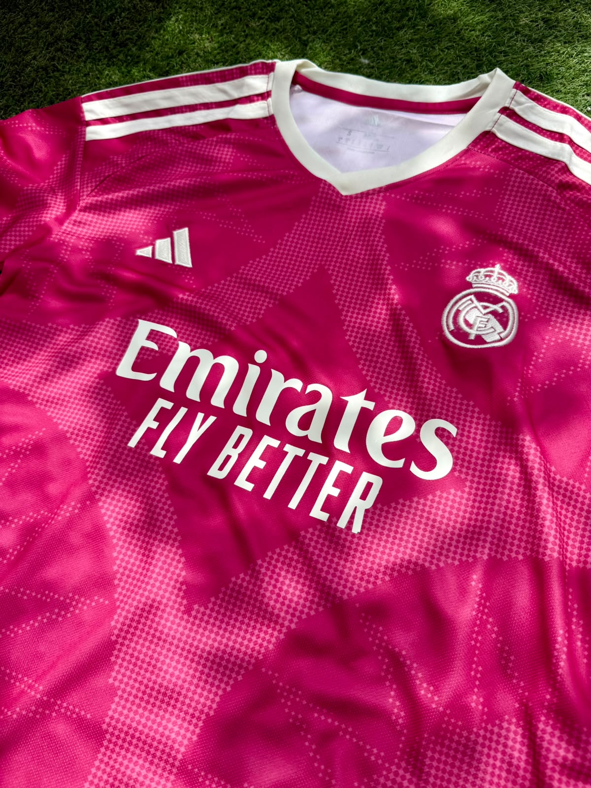 Real Madrid tipo fan tercera equipacion